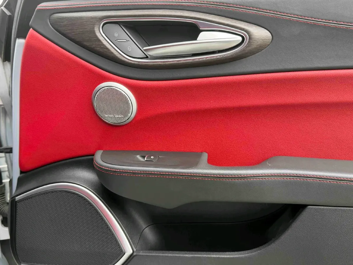 2020 Alfa Romeo Giulia 2.0T 280HP L4 8AT,autocango,china used car exporter,china ev exporter,chinese used car exporter,chinese used ev exporter