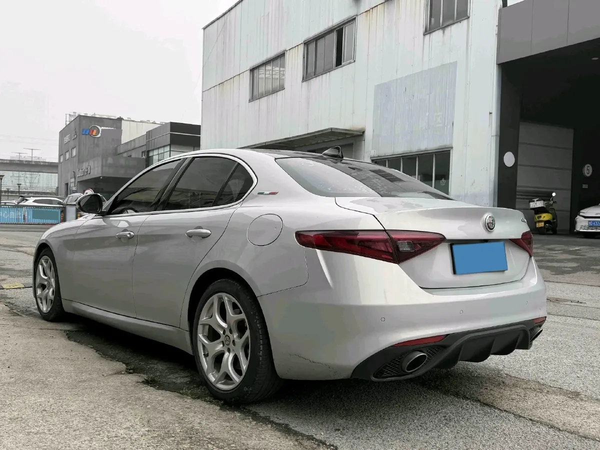 2020 Alfa Romeo Giulia 2.0T 280HP L4 8AT,autocango,china used car exporter,china ev exporter,chinese used car exporter,chinese used ev exporter