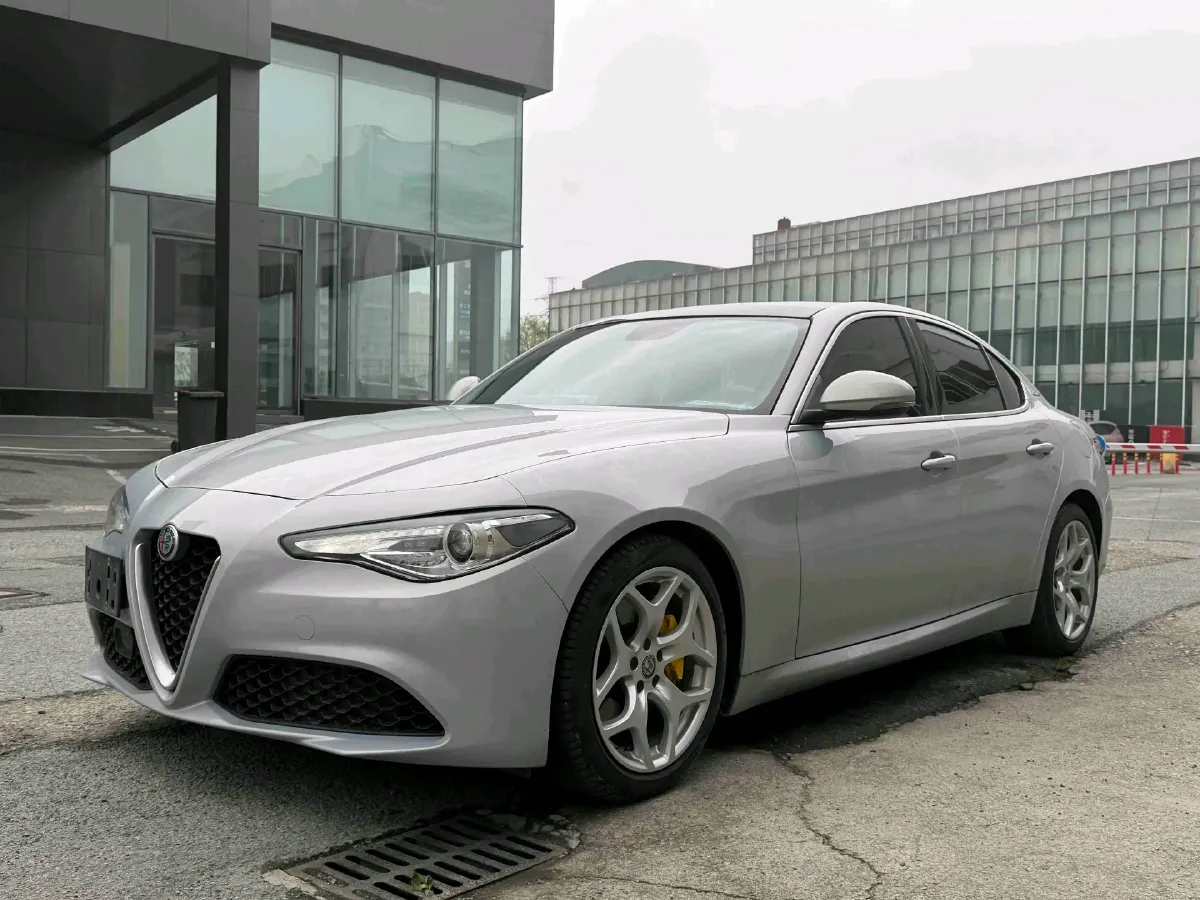 2020 Alfa Romeo Giulia 2.0T 280HP L4 8AT,autocango,china used car exporter,china ev exporter,chinese used car exporter,chinese used ev exporter