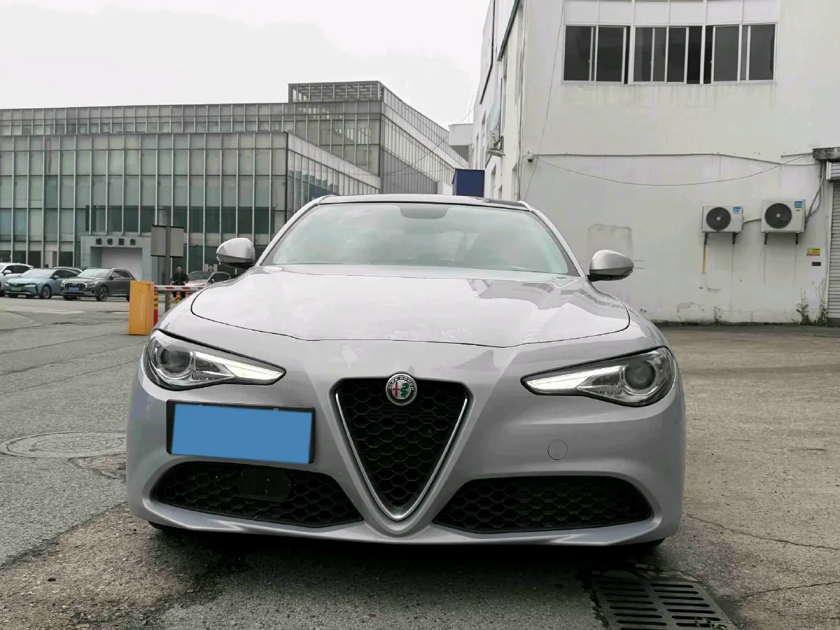 2020 Alfa Romeo Giulia 2.0T 280HP L4 8AT,autocango,china used car exporter,china ev exporter,chinese used car exporter,chinese used ev exporter