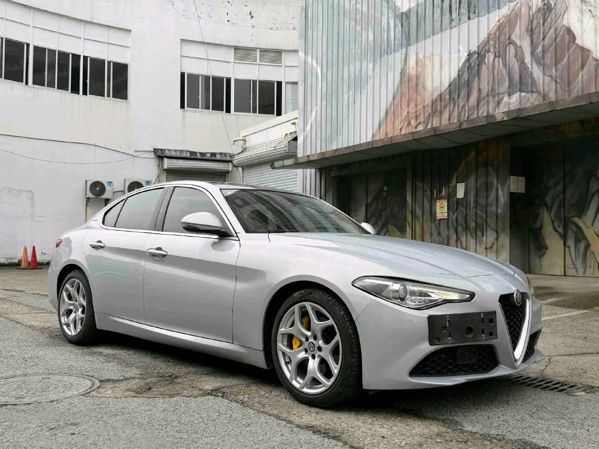 2020 Alfa Romeo Giulia 2.0T 280HP L4 8AT,autocango,china used car exporter,china ev exporter,chinese used car exporter,chinese used ev exporter