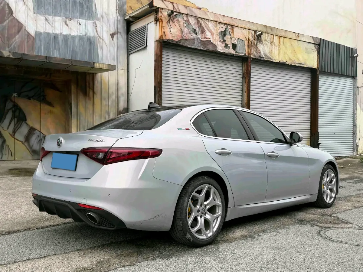 2020 Alfa Romeo Giulia 2.0T 280HP L4 8AT,autocango,china used car exporter,china ev exporter,chinese used car exporter,chinese used ev exporter