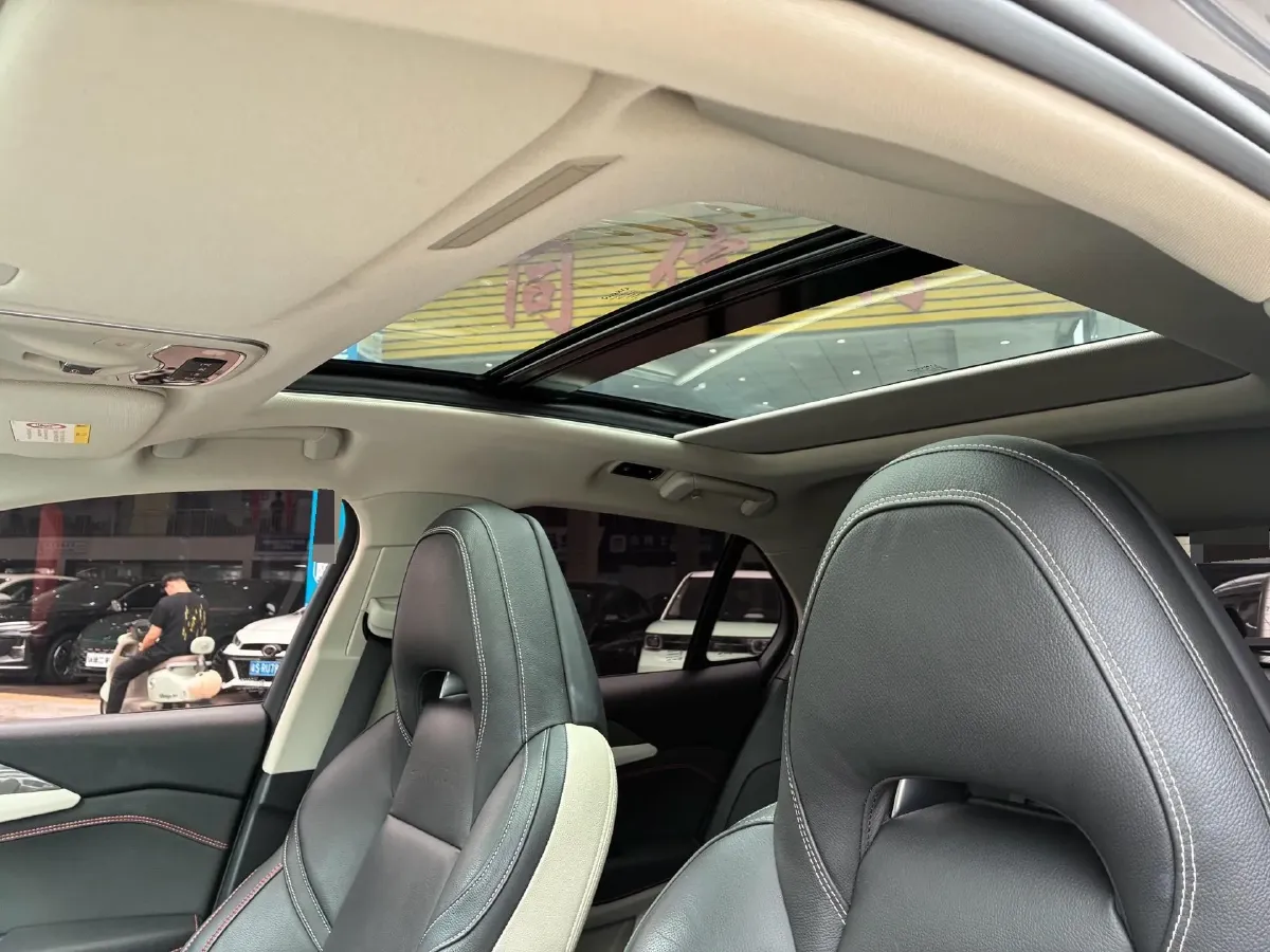 2018 Toyota C-HR 2.0L 171HP L4 CVT,autocango,china used car exporter,china ev exporter,chinese used car exporter,chinese used ev exporter