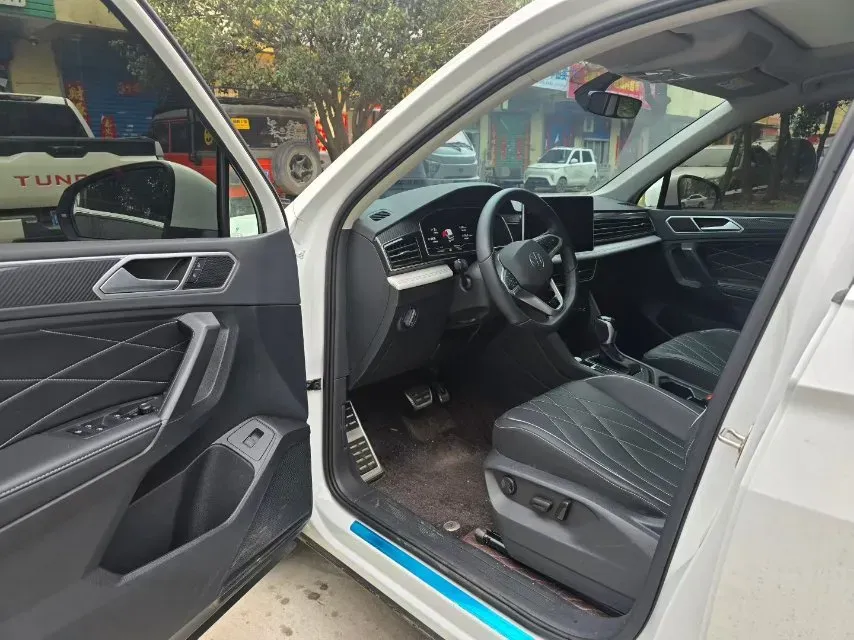 2024 Volkswagen Tiguan L 2.0T 186HP L4 7DCT,autocango,china used car exporter,china ev exporter,chinese used car exporter,chinese used ev exporter
