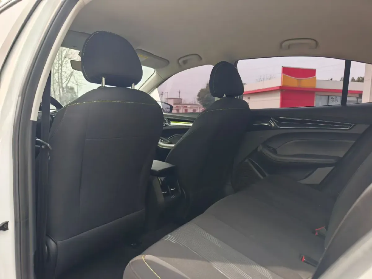 2021 Roewe i5 1.5L 120HP L4 5MT,autocango,china used car exporter,china ev exporter,chinese used car exporter,chinese used ev exporter