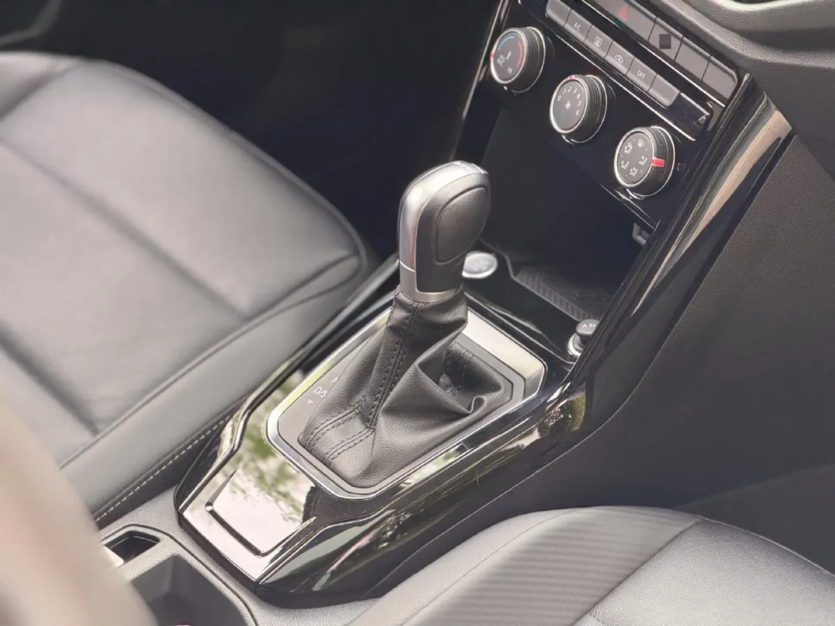 2022 Volkswagen T-Roc 1.4T 150HP L4 7DCT,autocango,china used car exporter,china ev exporter,chinese used car exporter,chinese used ev exporter