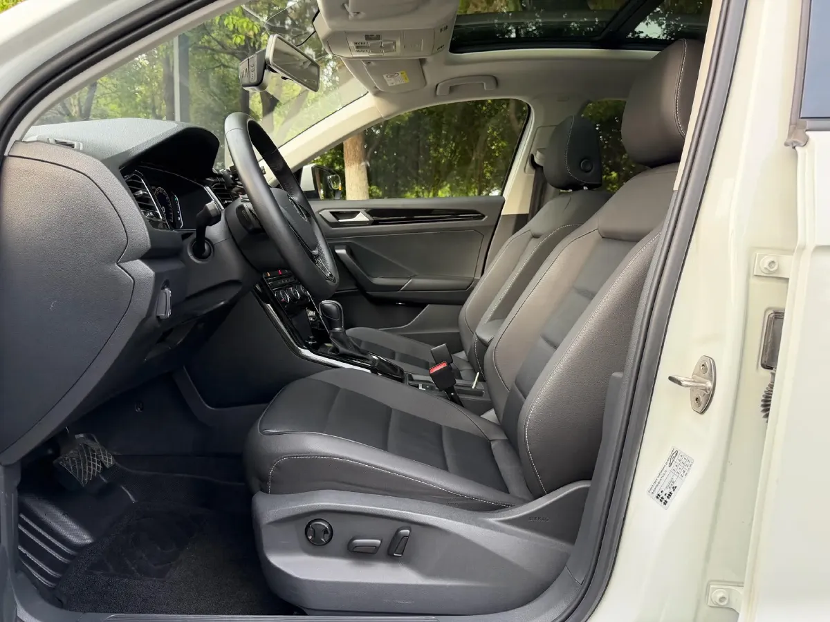 2022 Volkswagen T-Roc 1.4T 150HP L4 7DCT,autocango,china used car exporter,china ev exporter,chinese used car exporter,chinese used ev exporter