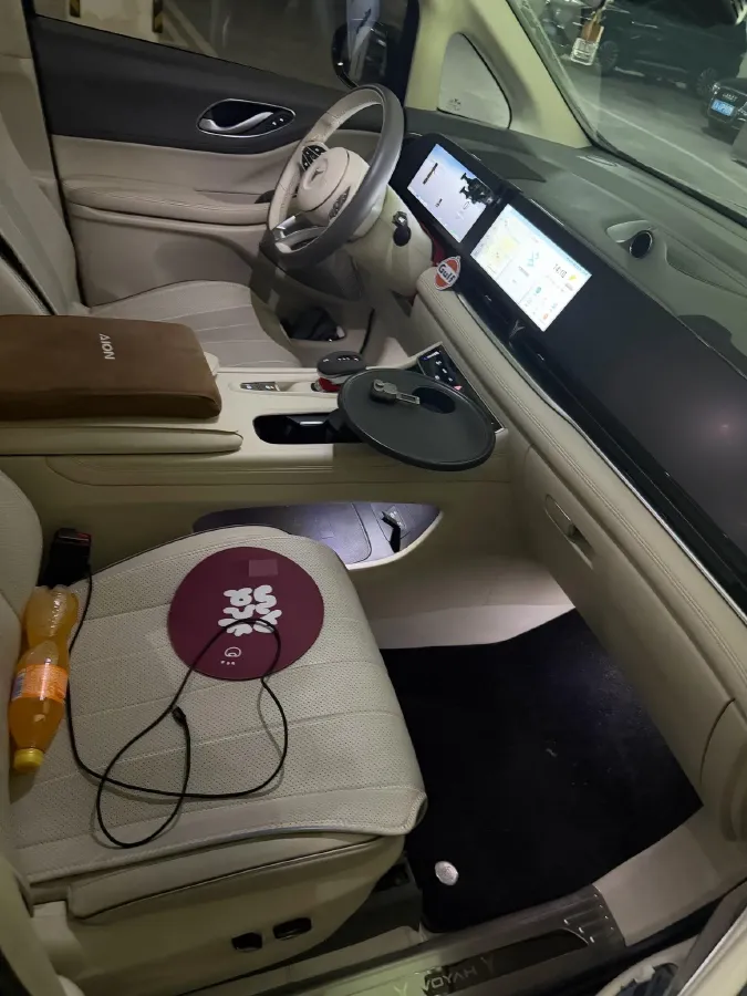 2024 Voyah Dream 1.5T 150HP L4 PHEV 43KWH,autocango,china used car exporter,china ev exporter,chinese used car exporter,chinese used ev exporter