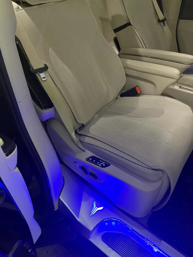 2024 Voyah Dream 1.5T 150HP L4 PHEV 43KWH,autocango,china used car exporter,china ev exporter,chinese used car exporter,chinese used ev exporter