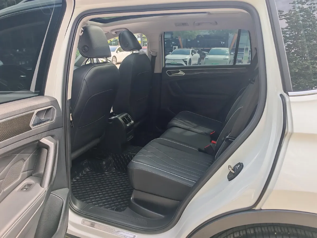 2024 Volkswagen Tiguan L 2.0T 186HP L4 7DCT,autocango,china used car exporter,china ev exporter,chinese used car exporter,chinese used ev exporter