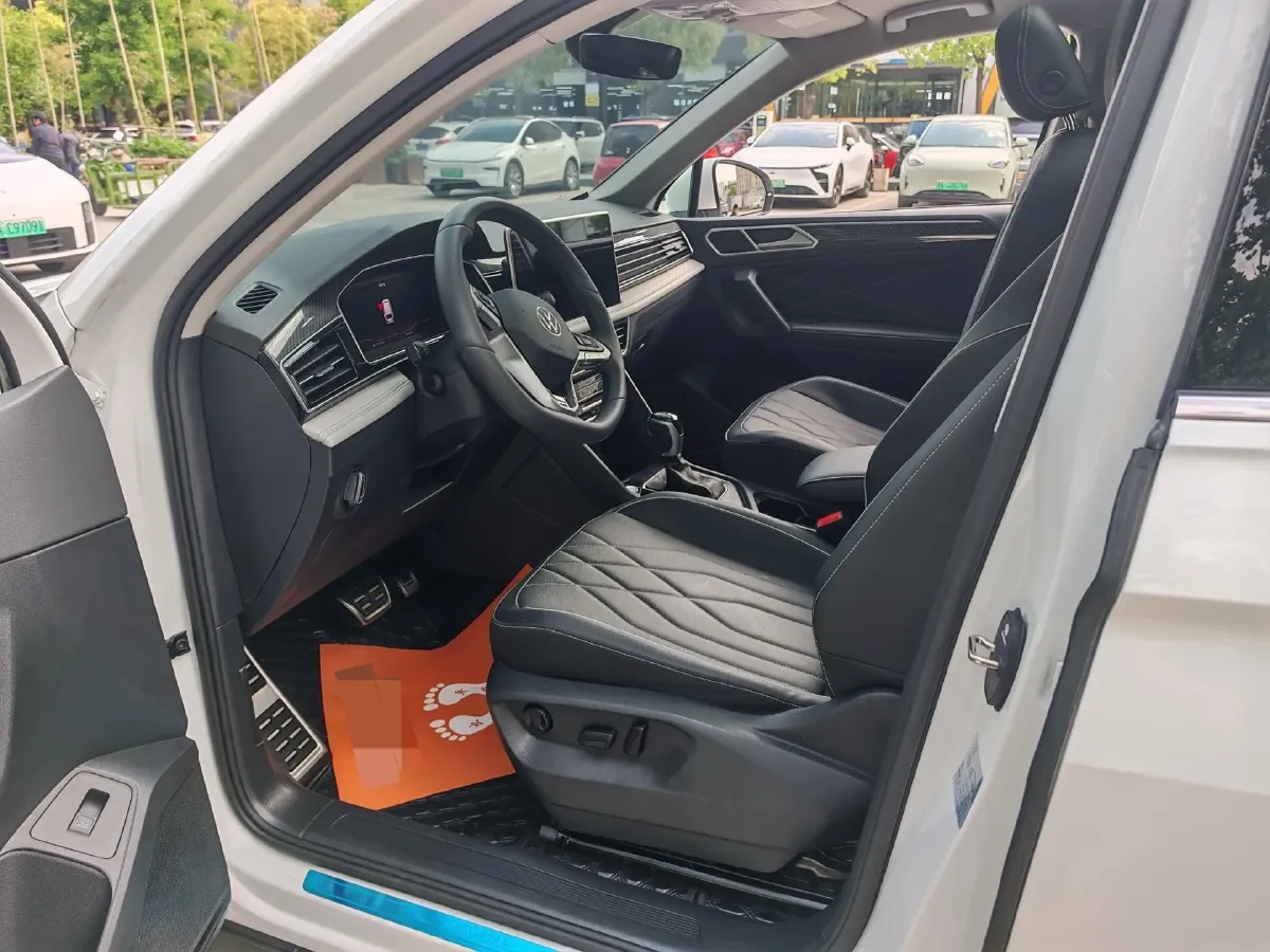 2024 Volkswagen Tiguan L 2.0T 186HP L4 7DCT,autocango,china used car exporter,china ev exporter,chinese used car exporter,chinese used ev exporter