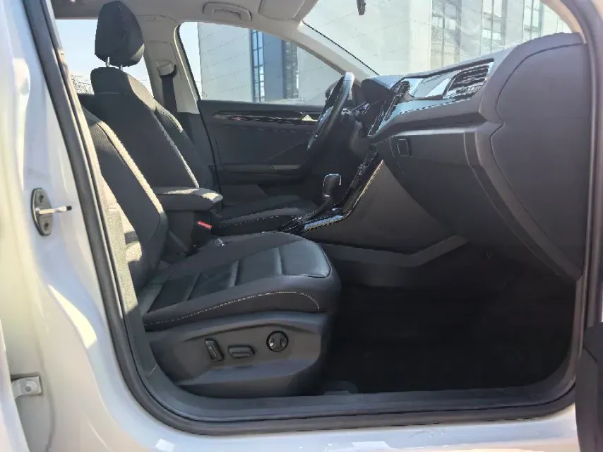 2022 Volkswagen T-Roc 1.4T 150HP L4 7DCT,autocango,china used car exporter,china ev exporter,chinese used car exporter,chinese used ev exporter