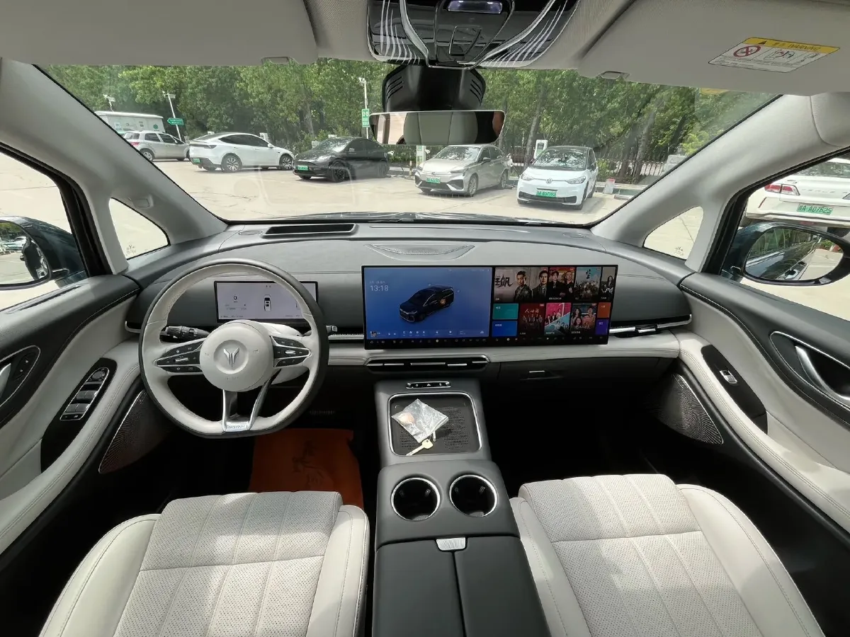 2025 Voyah Dream 1.5T 150HP L4 PHEV 41.7KWH,autocango,china used car exporter,china ev exporter,chinese used car exporter,chinese used ev exporter