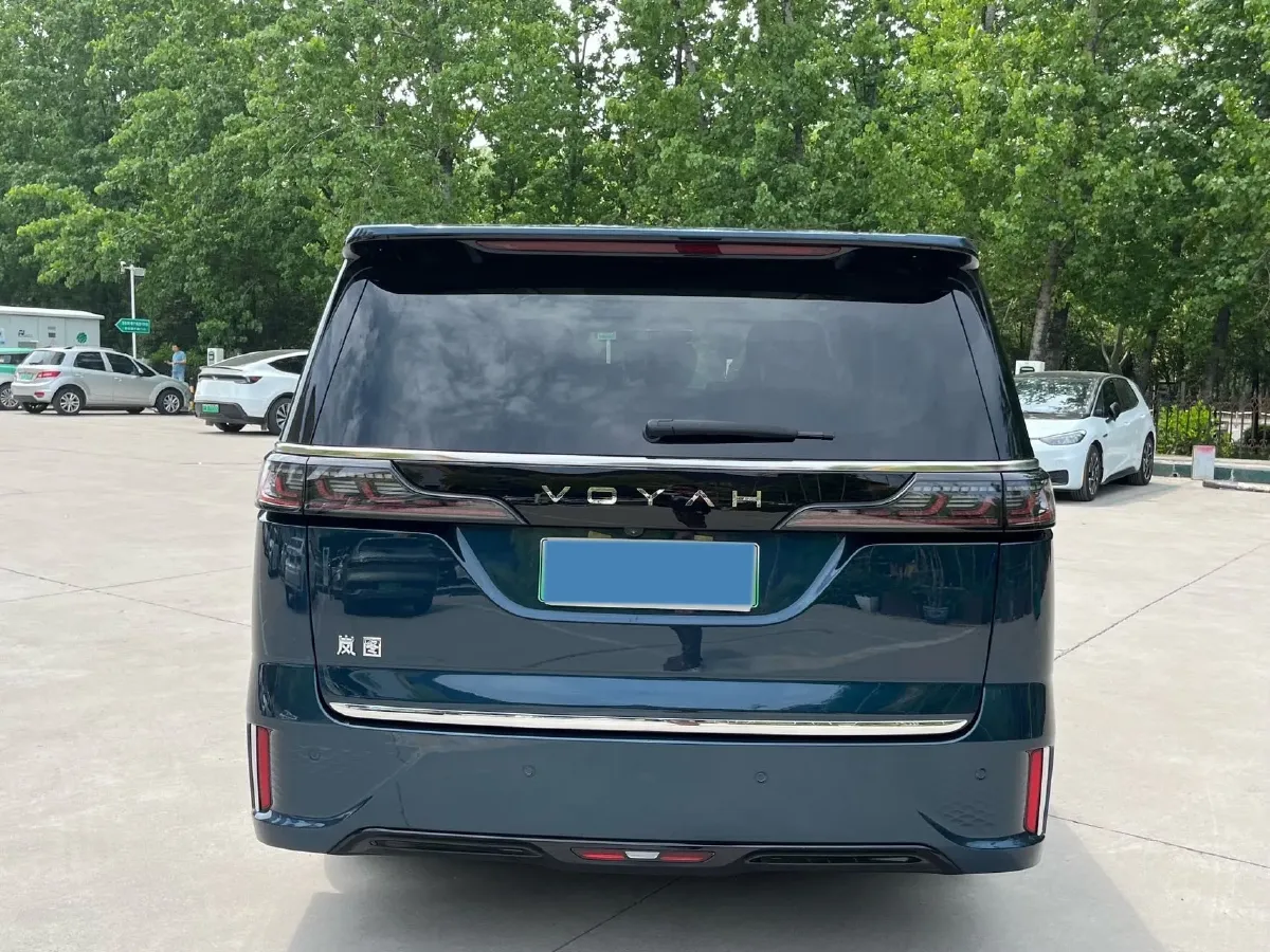 2025 Voyah Dream 1.5T 150HP L4 PHEV 41.7KWH,autocango,china used car exporter,china ev exporter,chinese used car exporter,chinese used ev exporter