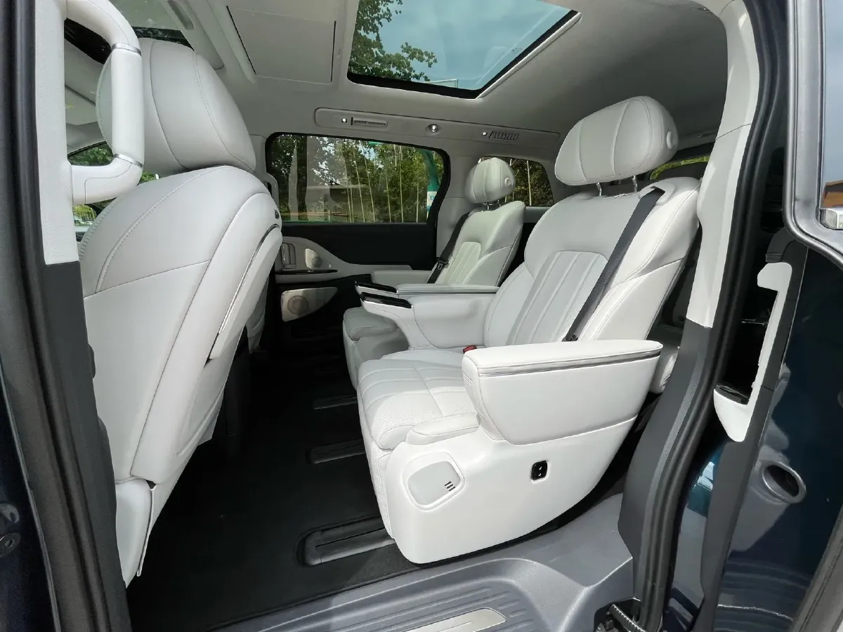 2025 Voyah Dream 1.5T 150HP L4 PHEV 41.7KWH,autocango,china used car exporter,china ev exporter,chinese used car exporter,chinese used ev exporter