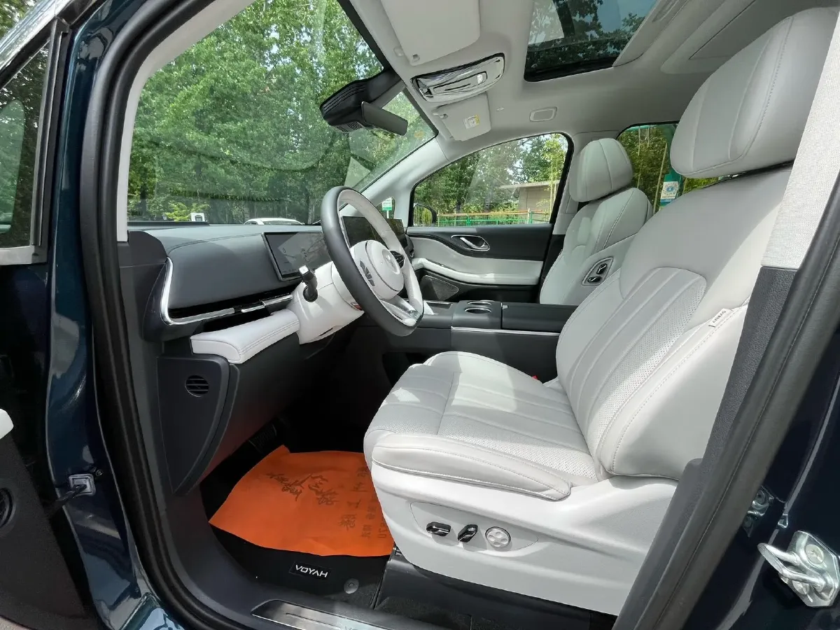 2025 Voyah Dream 1.5T 150HP L4 PHEV 41.7KWH,autocango,china used car exporter,china ev exporter,chinese used car exporter,chinese used ev exporter