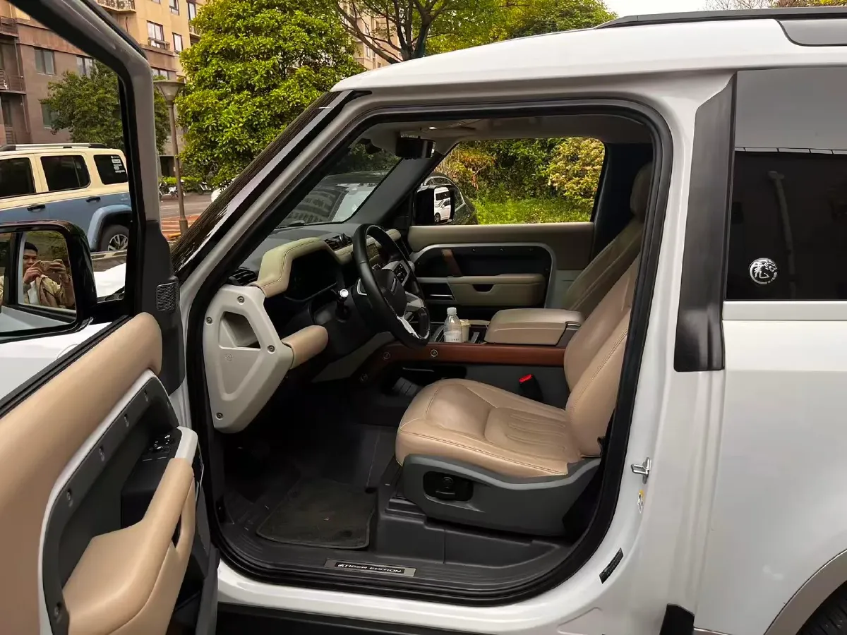 2022 Land Rover Defender 2.0T 300HP L4 8AT,autocango,china used car exporter,china ev exporter,chinese used car exporter,chinese used ev exporter