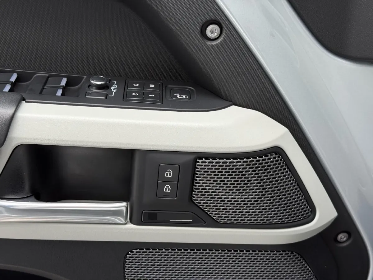 2022 Land Rover Defender 3.0T 400HP L6 8AT,autocango,china used car exporter,china ev exporter,chinese used car exporter,chinese used ev exporter