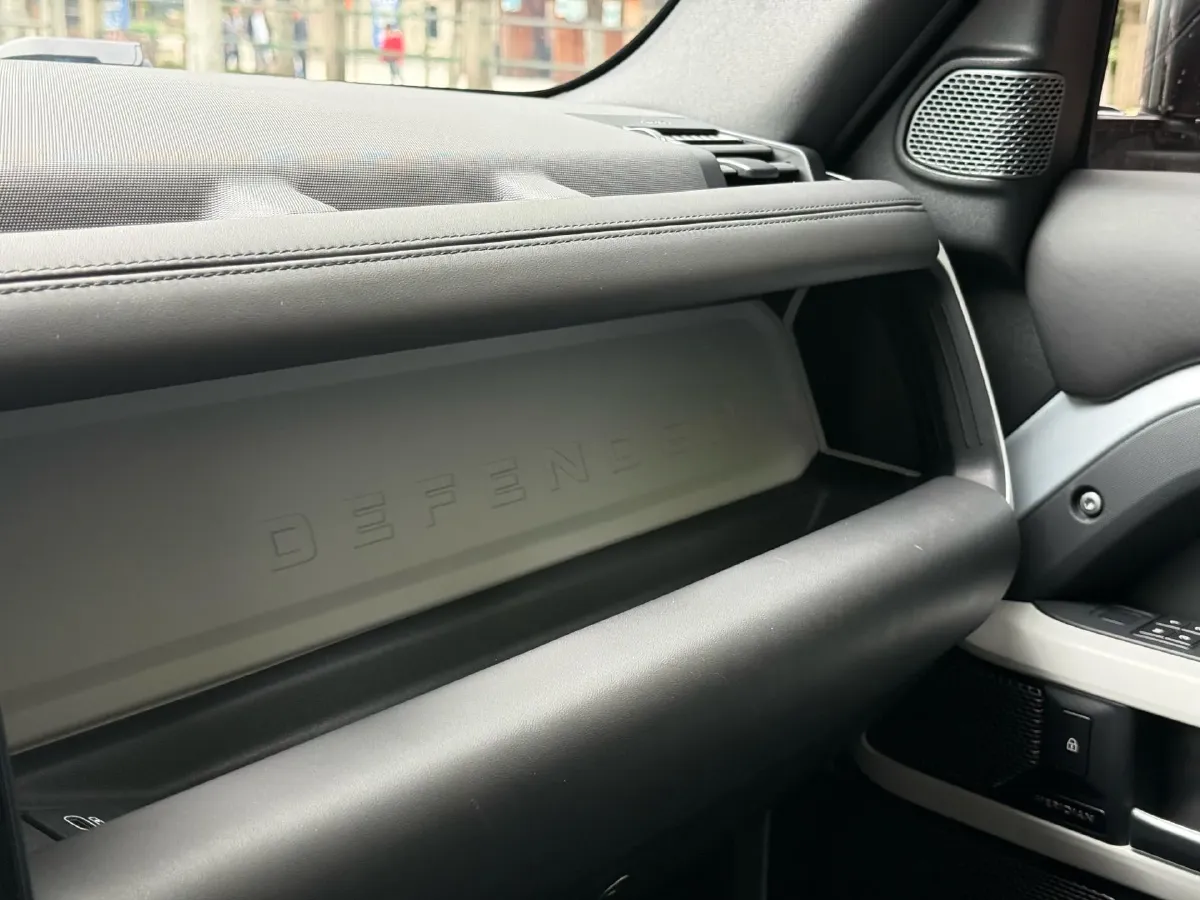 2022 Land Rover Defender 3.0T 400HP L6 8AT,autocango,china used car exporter,china ev exporter,chinese used car exporter,chinese used ev exporter