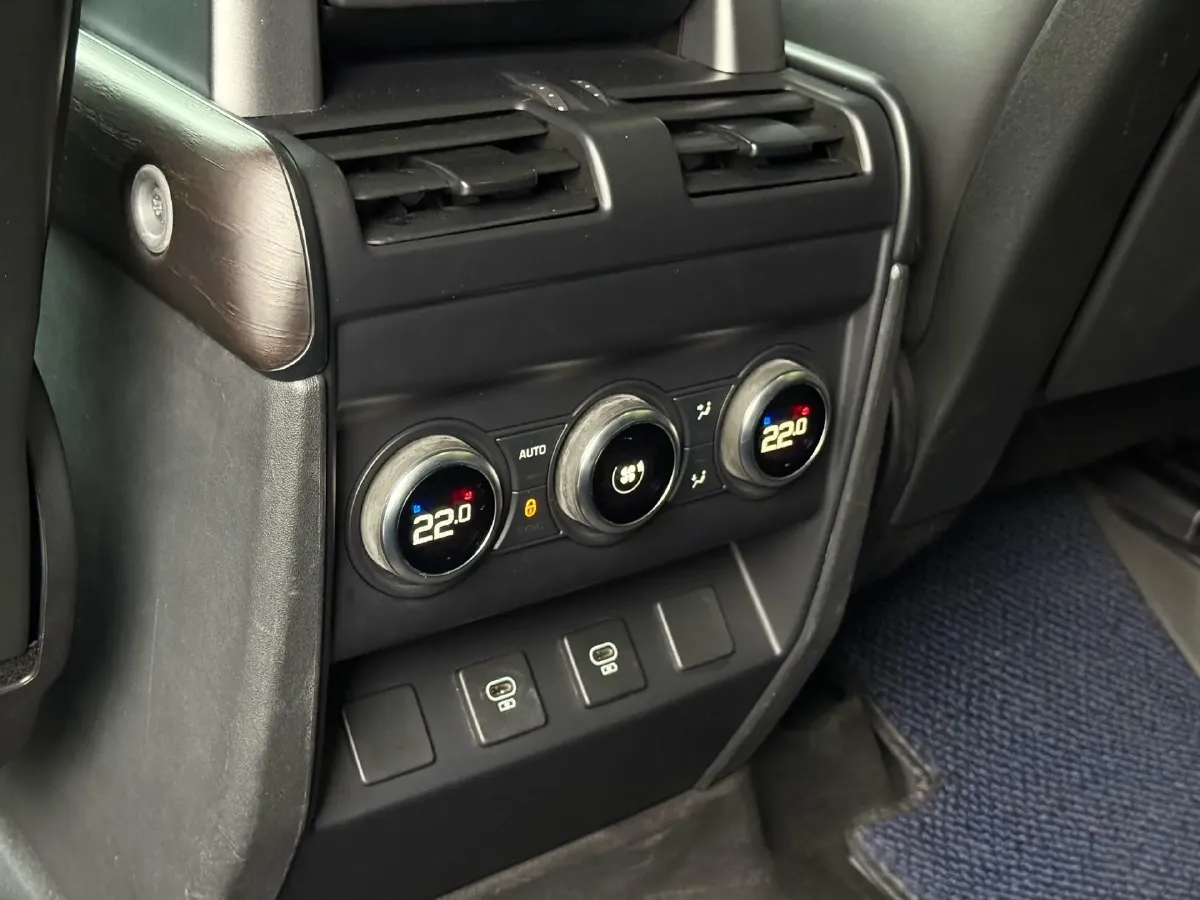 2022 Land Rover Defender 3.0T 400HP L6 8AT,autocango,china used car exporter,china ev exporter,chinese used car exporter,chinese used ev exporter