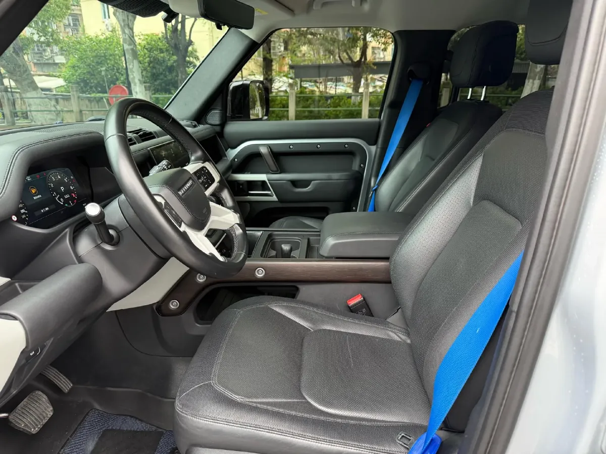 2022 Land Rover Defender 3.0T 400HP L6 8AT,autocango,china used car exporter,china ev exporter,chinese used car exporter,chinese used ev exporter