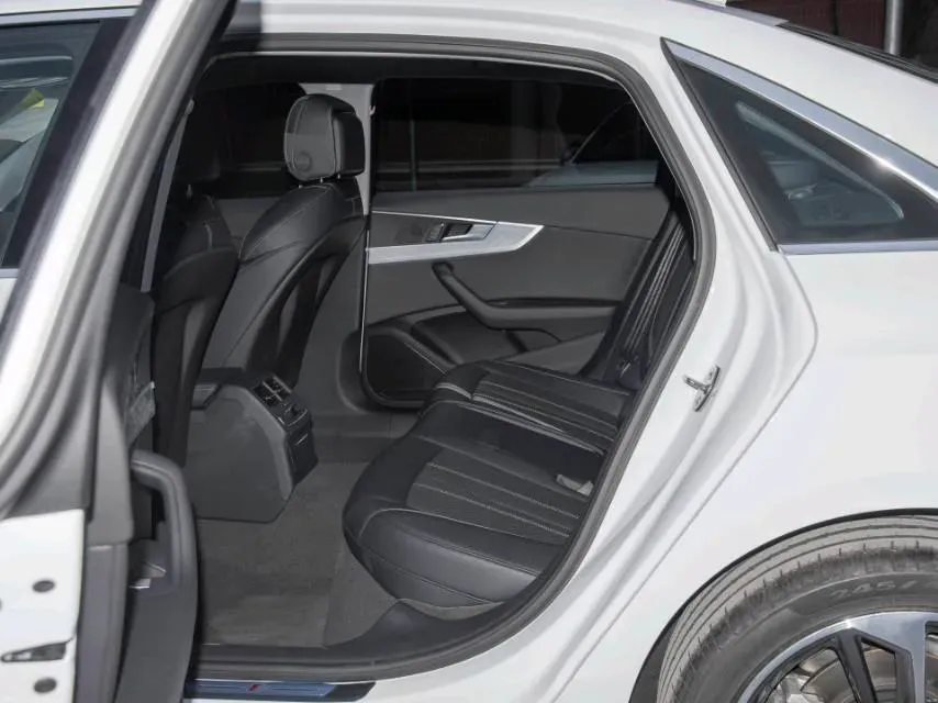 2022 Audi A4L 2.0T 190HP L4 7DCT,autocango,china used car exporter,china ev exporter,chinese used car exporter,chinese used ev exporter