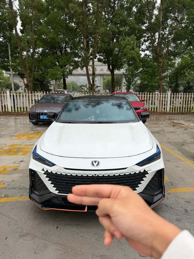 2024 ChangAn UNI-V 2.0T 233HP L4 8AT,autocango,china used car exporter,china ev exporter,chinese used car exporter,chinese used ev exporter