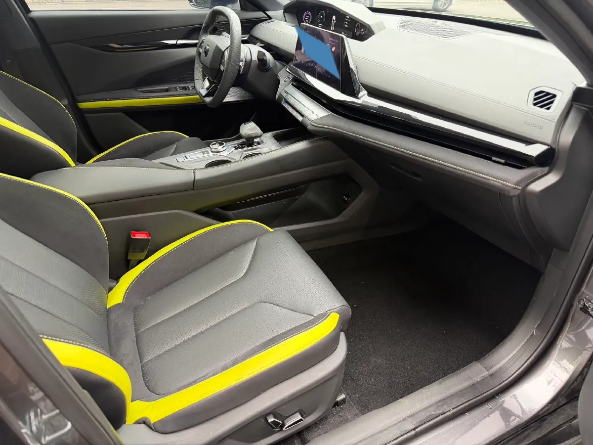 2022 ChangAn UNI-V 2.0T 233HP L4 8AT,autocango,china used car exporter,china ev exporter,chinese used car exporter,chinese used ev exporter