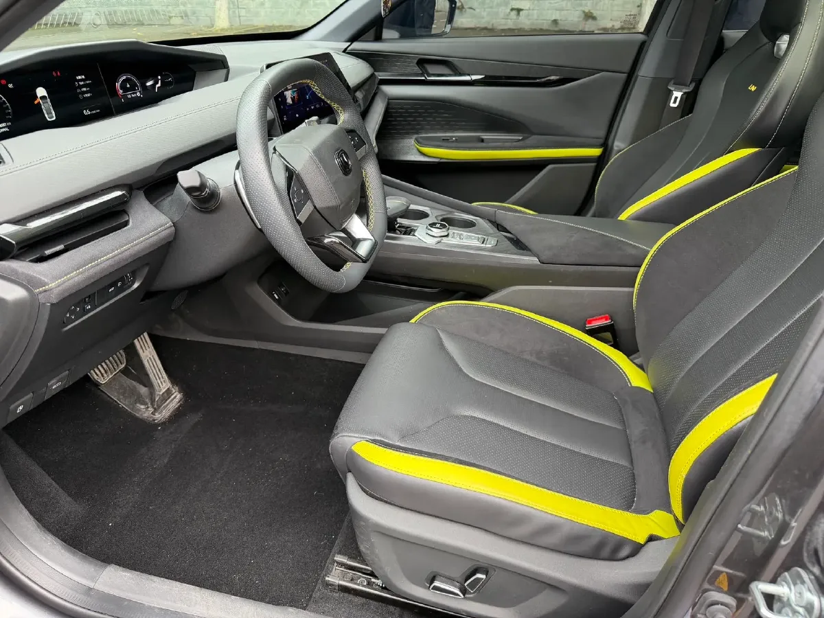 2022 ChangAn UNI-V 2.0T 233HP L4 8AT,autocango,china used car exporter,china ev exporter,chinese used car exporter,chinese used ev exporter