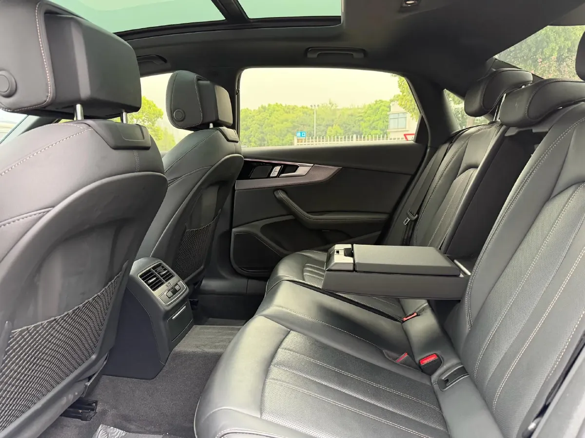 2024 Audi A4L 2.0T 190HP L4 7DCT,autocango,china used car exporter,china ev exporter,chinese used car exporter,chinese used ev exporter