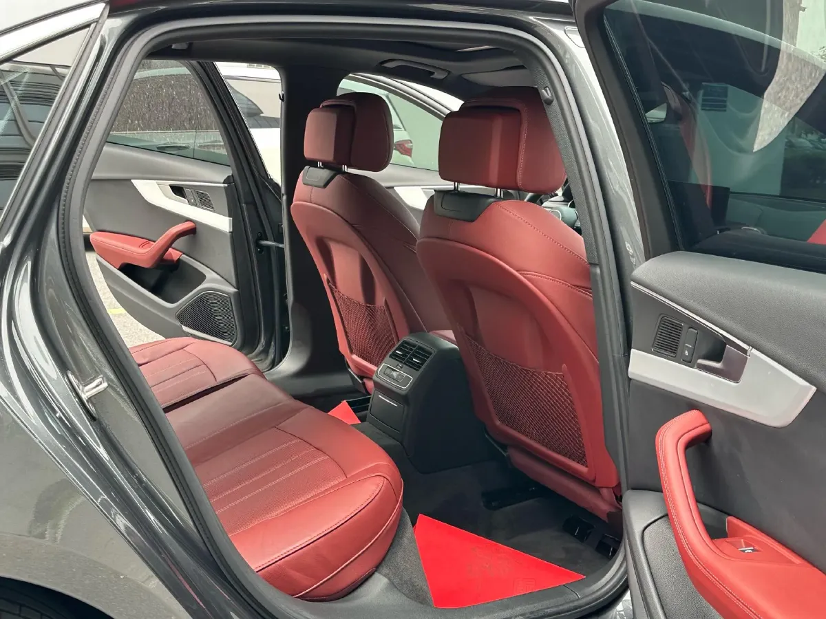 2021 Audi A4L 2.0T 190HP L4 7DCT,autocango,china used car exporter,china ev exporter,chinese used car exporter,chinese used ev exporter