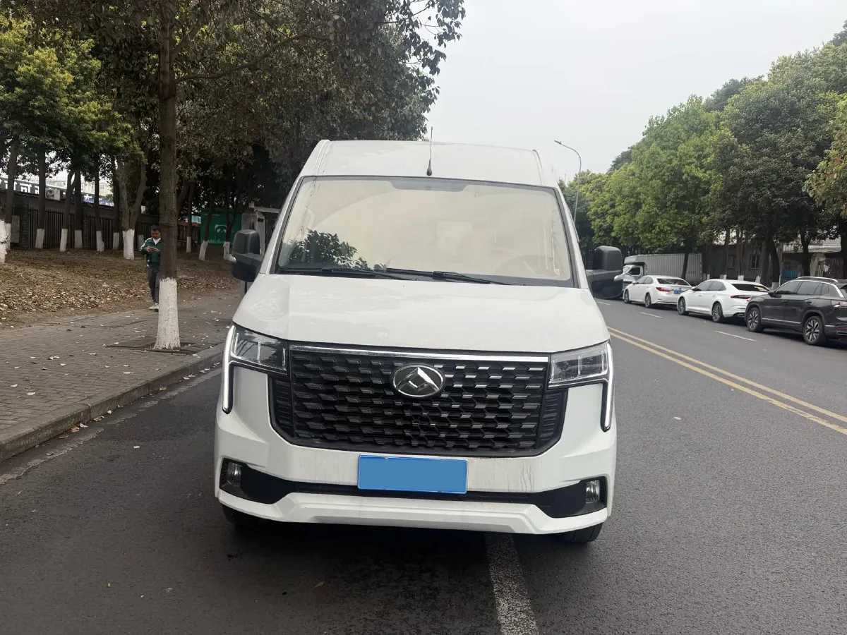 2023 MAXUS XinTu V80 2.0T 127HP L4 6MT,autocango,china used car exporter,china ev exporter,chinese used car exporter,chinese used ev exporter