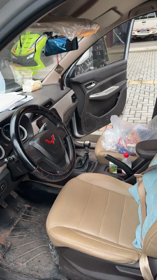 2021 WuLing HongGuang 1.5L 99HP L4 6MT,autocango,china used car exporter,china ev exporter,chinese used car exporter,chinese used ev exporter