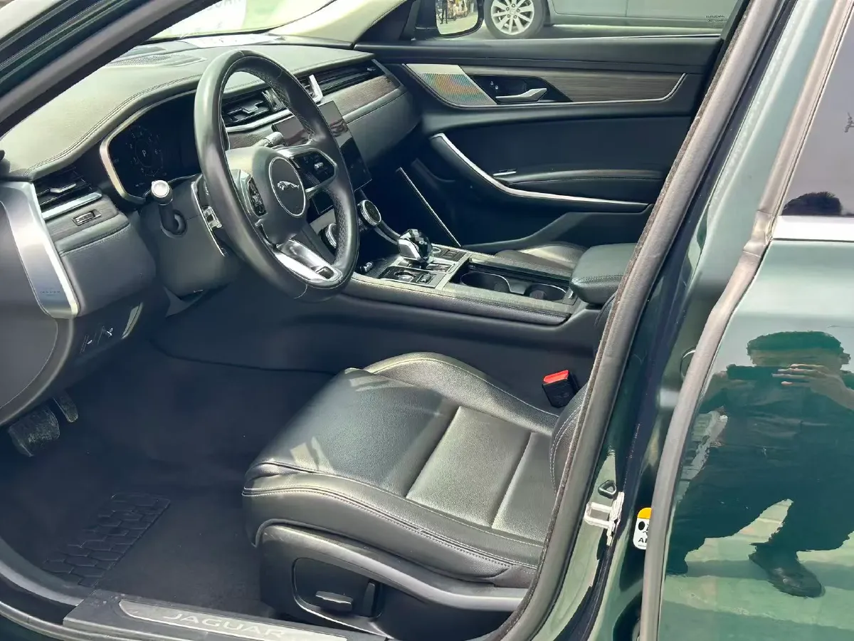 2022 Jaguar XFL 2.0T 200HP L4 8AT,autocango,china used car exporter,china ev exporter,chinese used car exporter,chinese used ev exporter