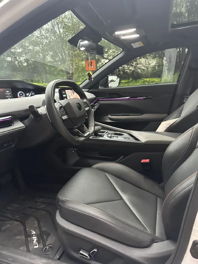 2022 ChangAn UNI-V 1.5T 188HP L4 7DCT,autocango,china used car exporter,china ev exporter,chinese used car exporter,chinese used ev exporter