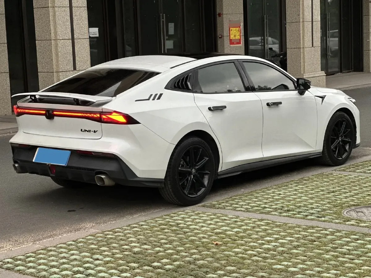 2022 ChangAn UNI-V 1.5T 188HP L4 7DCT,autocango,china used car exporter,china ev exporter,chinese used car exporter,chinese used ev exporter