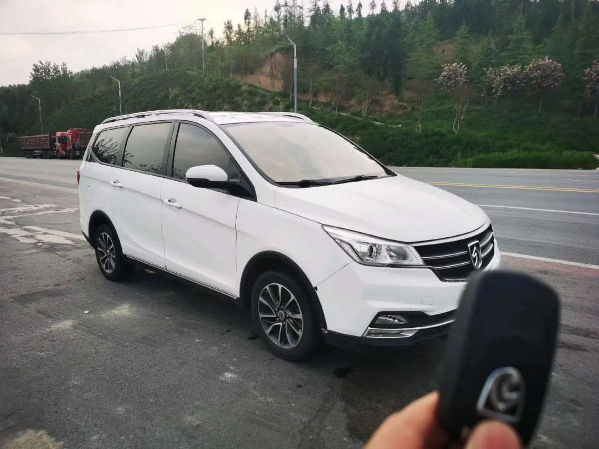 2019 BaoJun 730 1.5L 105HP L4 6MT,autocango,china used car exporter,china ev exporter,chinese used car exporter,chinese used ev exporter