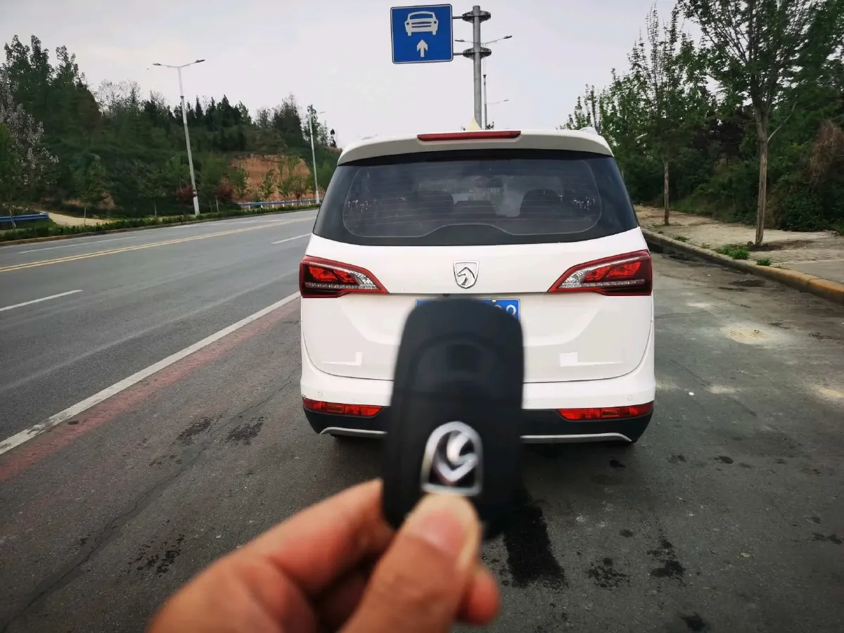 2019 BaoJun 730 1.5L 105HP L4 6MT,autocango,china used car exporter,china ev exporter,chinese used car exporter,chinese used ev exporter