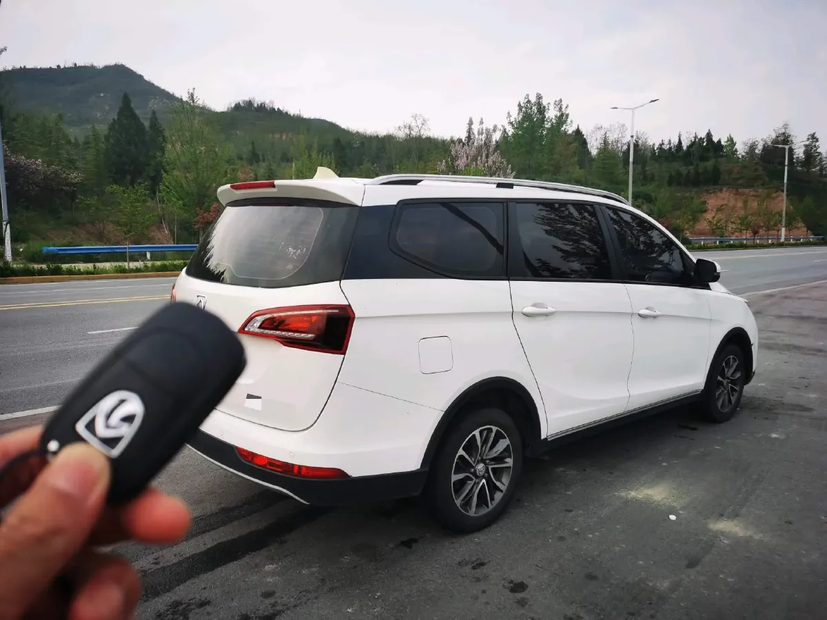 2019 BaoJun 730 1.5L 105HP L4 6MT,autocango,china used car exporter,china ev exporter,chinese used car exporter,chinese used ev exporter