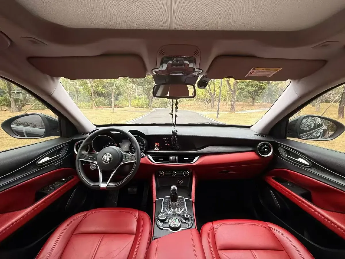 2019 Alfa Romeo Giulia 2.0T 280HP L4 8AT,autocango,china used car exporter,china ev exporter,chinese used car exporter,chinese used ev exporter