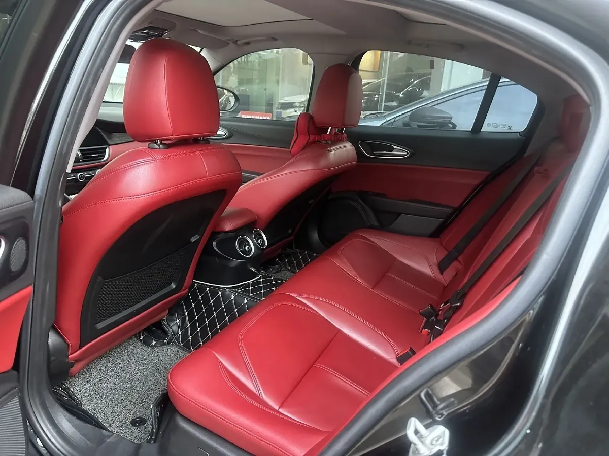 2019 Alfa Romeo Giulia 2.0T 280HP L4 8AT,autocango,china used car exporter,china ev exporter,chinese used car exporter,chinese used ev exporter