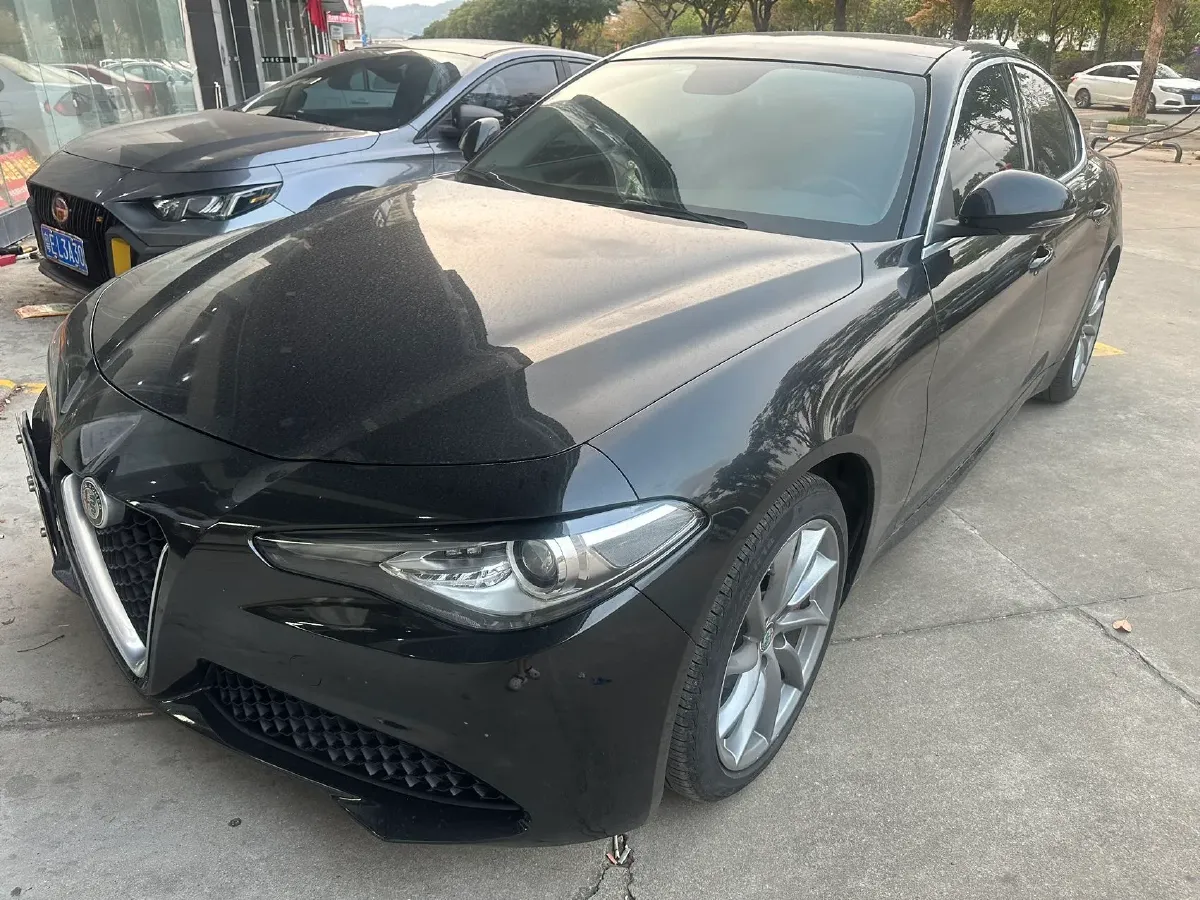 2019 Alfa Romeo Giulia 2.0T 280HP L4 8AT,autocango,china used car exporter,china ev exporter,chinese used car exporter,chinese used ev exporter