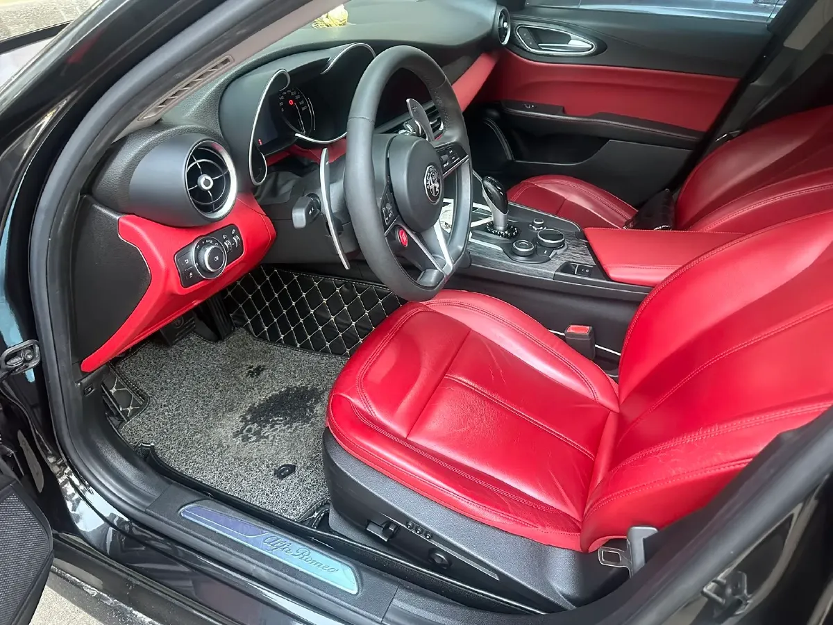 2019 Alfa Romeo Giulia 2.0T 280HP L4 8AT,autocango,china used car exporter,china ev exporter,chinese used car exporter,chinese used ev exporter