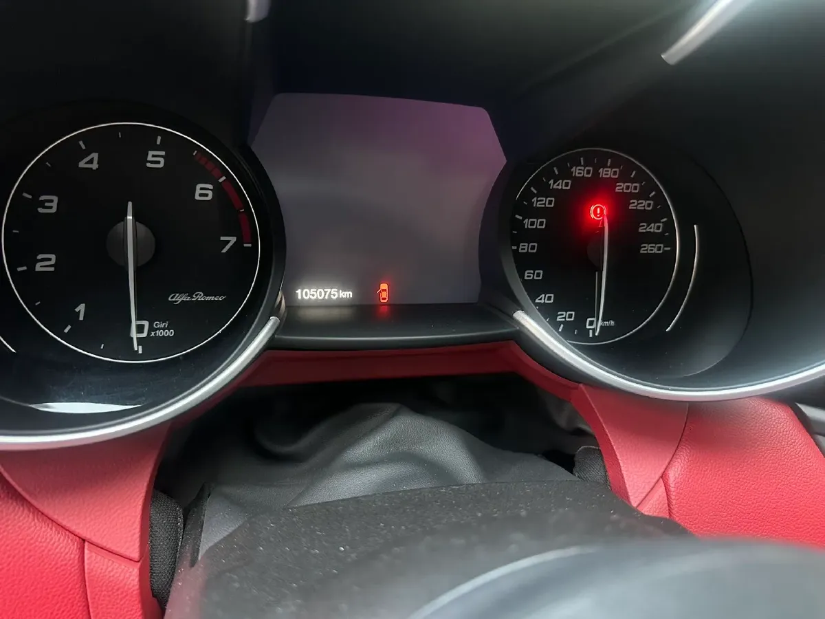 2019 Alfa Romeo Giulia 2.0T 280HP L4 8AT,autocango,china used car exporter,china ev exporter,chinese used car exporter,chinese used ev exporter