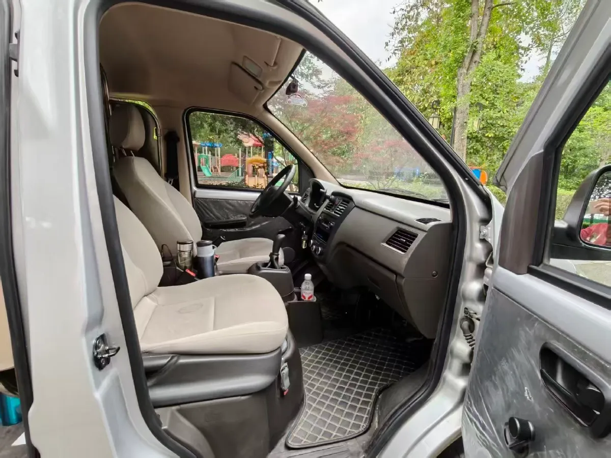 2021 WuLing RongGuang 1.5L 99HP L4 5MT,autocango,china used car exporter,china ev exporter,chinese used car exporter,chinese used ev exporter