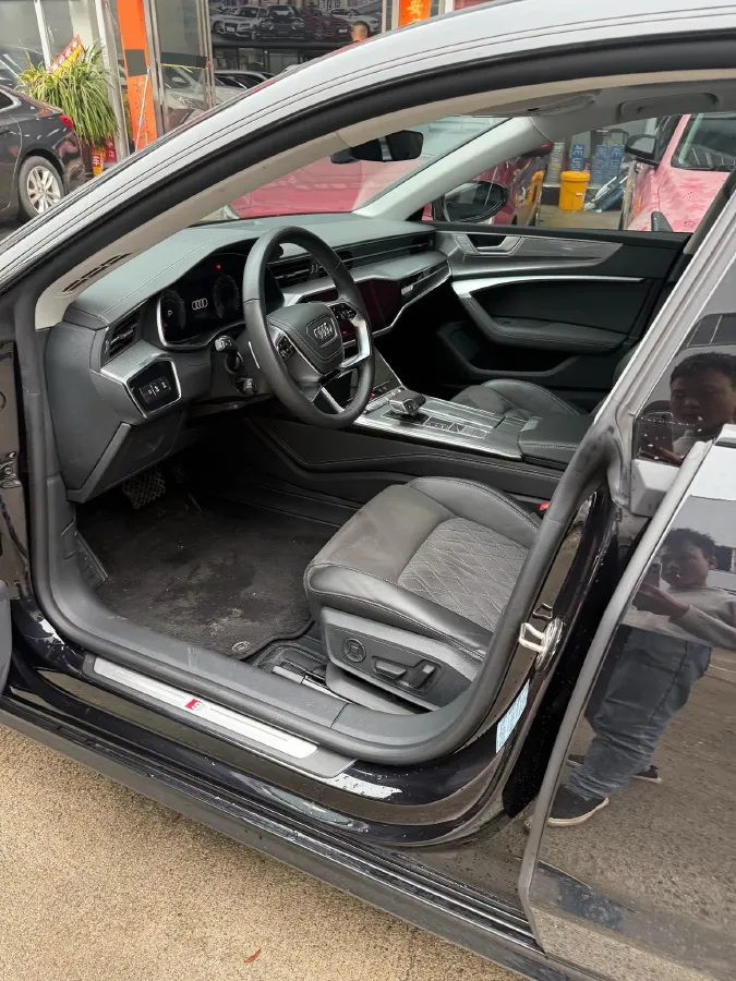 2025 Audi A7L 2.0T 245HP L4 7DCT,autocango,china used car exporter,china ev exporter,chinese used car exporter,chinese used ev exporter