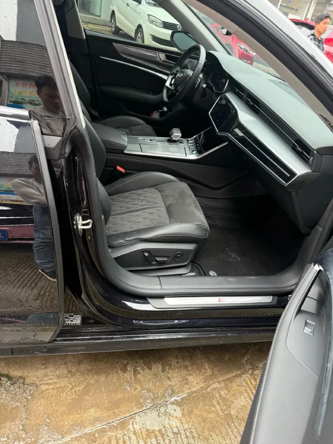 2025 Audi A7L 2.0T 245HP L4 7DCT,autocango,china used car exporter,china ev exporter,chinese used car exporter,chinese used ev exporter