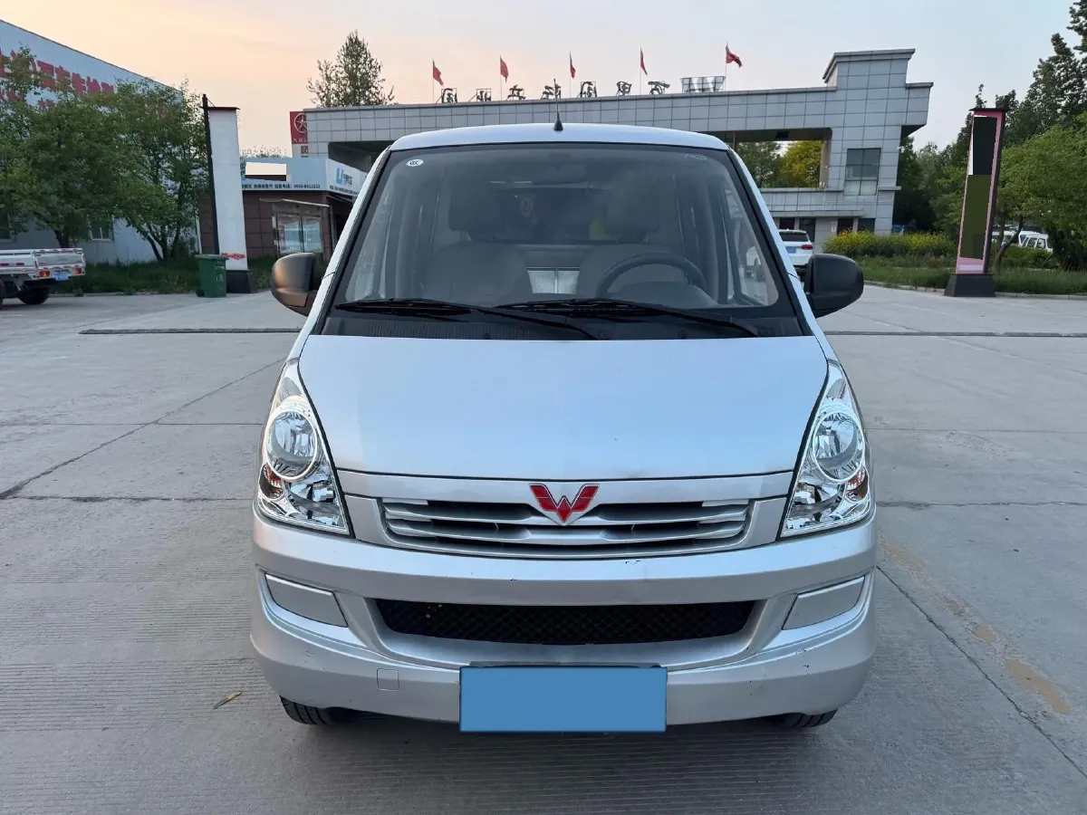 2022 WuLing RongGuang S 1.2L 76HP L4 5MT,autocango,china used car exporter,china ev exporter,chinese used car exporter,chinese used ev exporter
