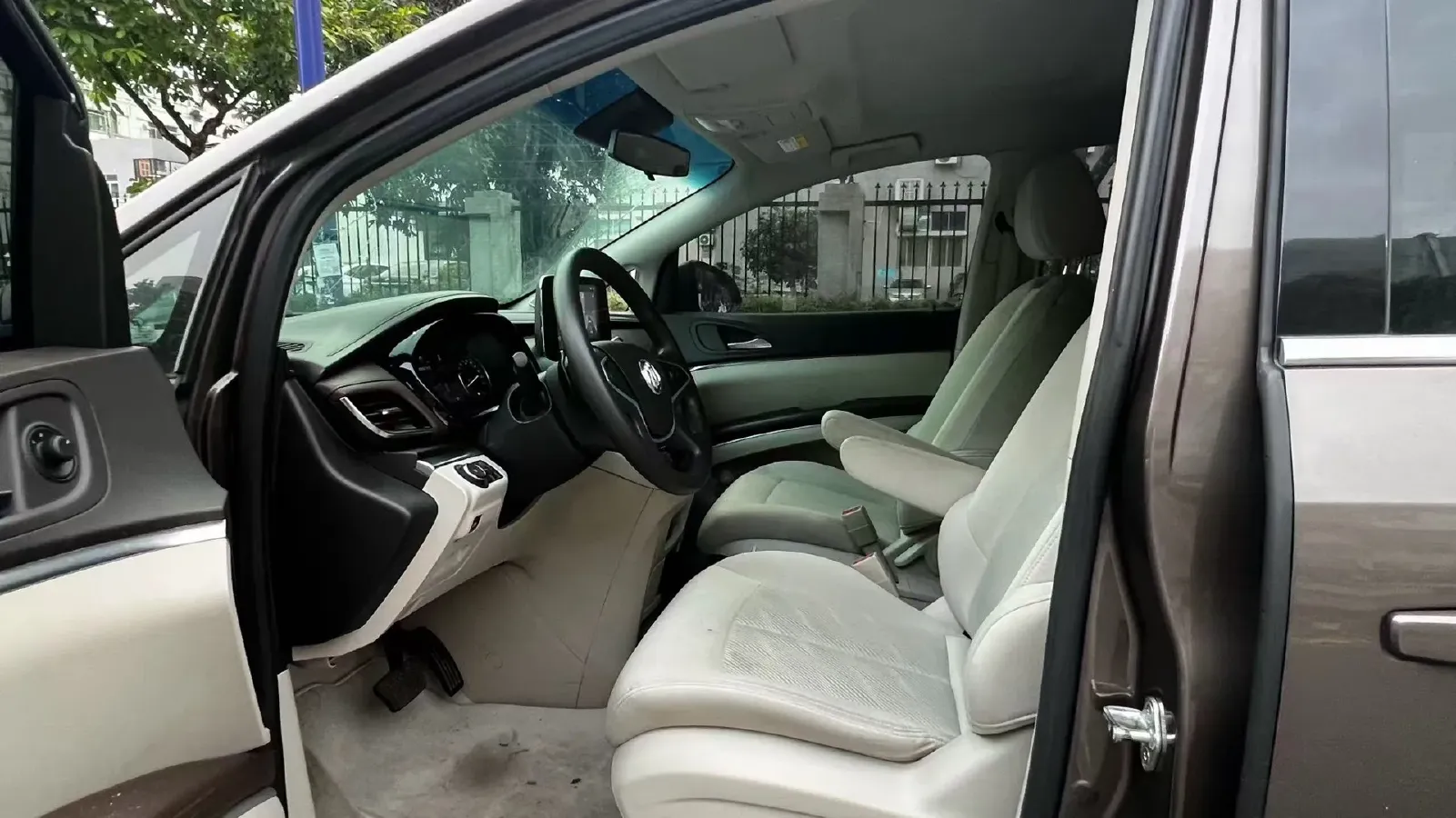 2021 Buick GL8 2.0T 237HP L4 9AT,autocango,china used car exporter,china ev exporter,chinese used car exporter,chinese used ev exporter