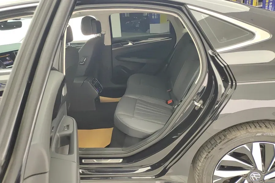 2025 Volkswagen Passat 2.0T 186HP L4 7DCT,autocango,china used car exporter,china ev exporter,chinese used car exporter,chinese used ev exporter